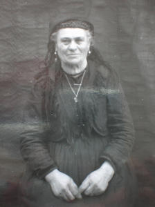 Ritratto di donna in abito tradizionale (1910 - 1920)